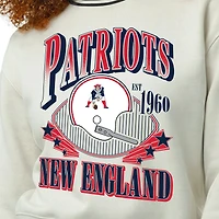 Sweat-shirt en polaire à tissage inversé crème Champion pour femme, modèle New England Patriots.