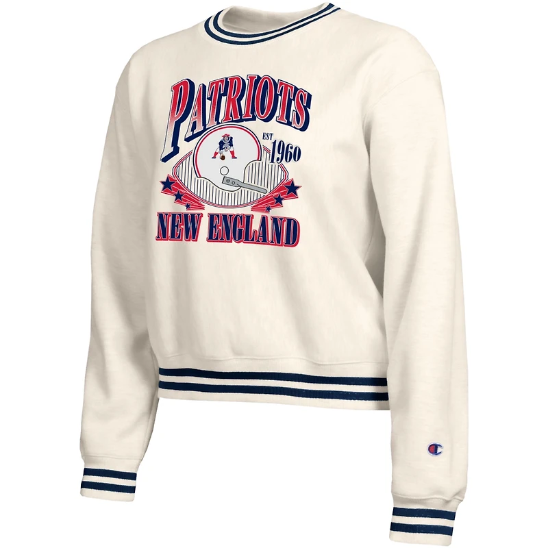 Sweat-shirt en polaire à tissage inversé crème Champion pour femme, modèle New England Patriots.