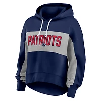 Sweat à capuche court léger et modeste pour femmes Fanatics Navy New England Patriots Filled Stat Sheet