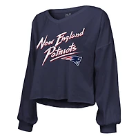 T-shirt à col en V Majestic Threads Drake Maye bleu marine New England Patriots pour femme, épaules dénudées, nom et numéro écriture cursive