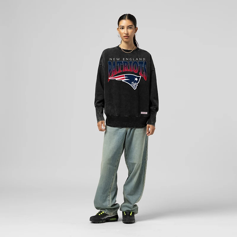 Sweat-shirt ras du cou noir délavé minéral Delineate de Mitchell & Ness pour femme, New England Patriots