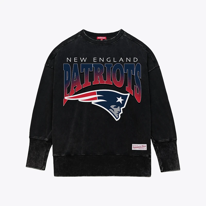 Sweat-shirt ras du cou noir délavé minéral Delineate de Mitchell & Ness pour femme, New England Patriots