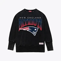 Sweat-shirt ras du cou noir délavé minéral Delineate de Mitchell & Ness pour femme, New England Patriots