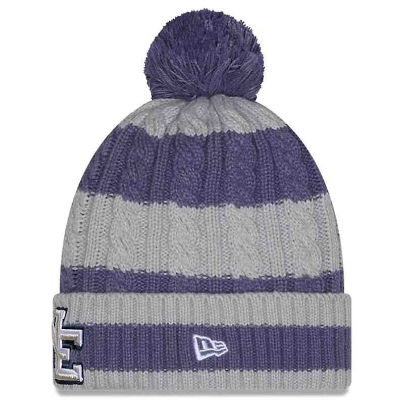 Bonnet en tricot tressé à revers avec pompon pour femme New Era Meadow Blue New England Patriots Collection 2025 Rivalries