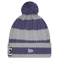 Bonnet en tricot tressé à revers avec pompon pour femme New Era Meadow Blue New England Patriots Collection 2025 Rivalries