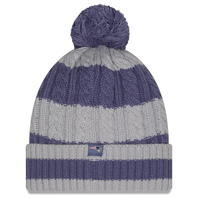 Bonnet en tricot tressé à revers avec pompon pour femme New Era Meadow Blue New England Patriots Collection 2025 Rivalries