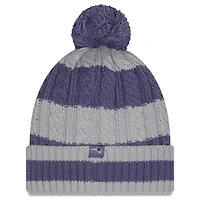 Bonnet en tricot tressé à revers avec pompon pour femme New Era Meadow Blue New England Patriots Collection 2025 Rivalries