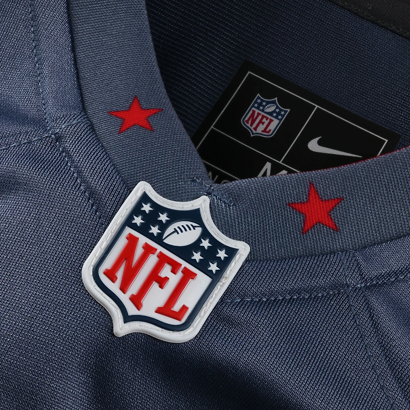 Maillot Nike TreVeyon Henderson Storm Blue pour femme des New England Patriots 2025 Rivalries Collection Game