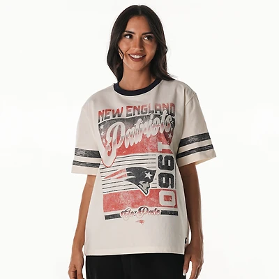 T-shirt boyfriend surdimensionné à épaules tombantes vintage crème New England Patriots pour femme de The Wild Collective