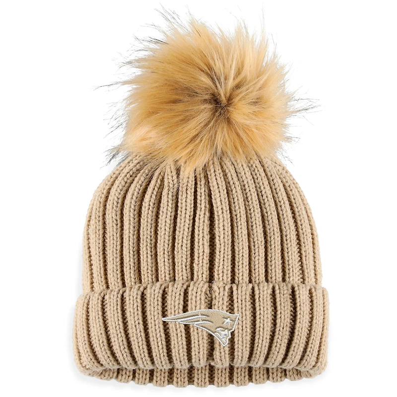 Bonnet en tricot à revers neutre avec pompon WEAR by Erin Andrews Natural New England Patriots pour femme