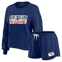 Ensemble de détente pour femme WEAR by Erin Andrews, t-shirt à manches longues et short en jersey rugby épais bleu marine des New England Patriots