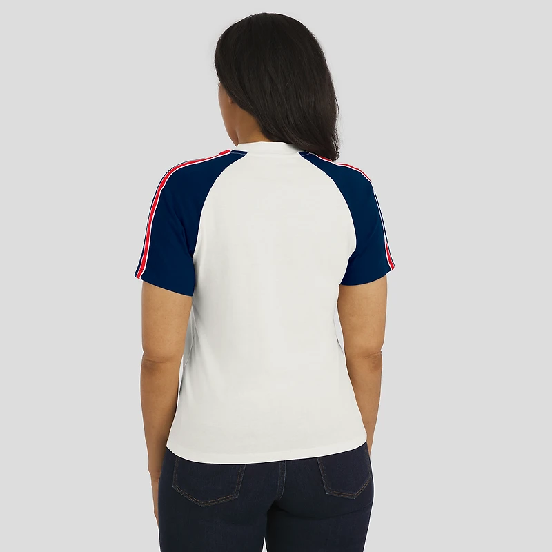 T-shirt raglan blanc à rayures et manches vieillies pour femme WEAR by Erin Andrews des Patriots de la Nouvelle-Angleterre