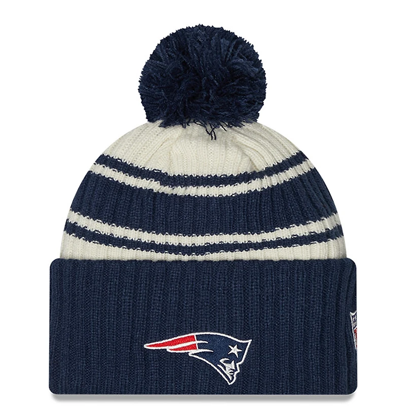 Jeune New Era Crème/Bleu marine New England Patriots 2022 Sideline - Tuque sport en tricot à revers avec pompons