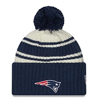 Jeune New Era Crème/Bleu marine New England Patriots 2022 Sideline - Tuque sport en tricot à revers avec pompons