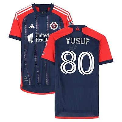 Maillot adidas bleu marine dédicacé par Alhassan Yusuf des New England Revolution, numéro 80, utilisé lors du match, saison 2024 de la MLS - Taille M