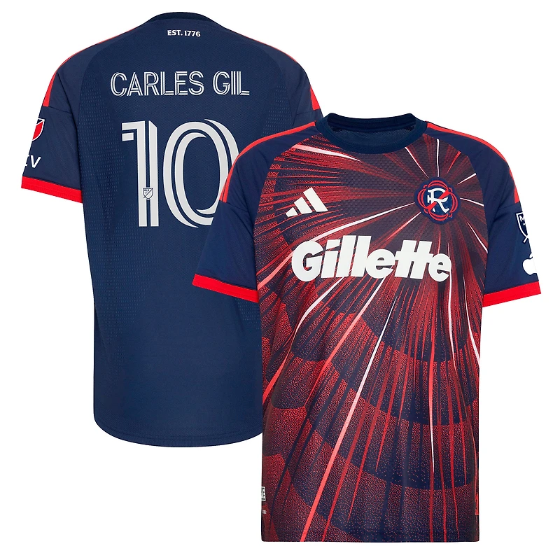 Maillot authentique adidas Carles Gil bleu New England Revolution 2026 Independence Day pour homme