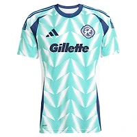 Maillot réplique adidas Dor Turgeman blanc New England Revolution 2025 Eastern White Pine X Drapeau de la Nouvelle-Angleterre pour homme