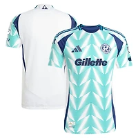 Maillot authentique adidas New England Revolution 2025 Eastern White Pine x Flag of pour homme
