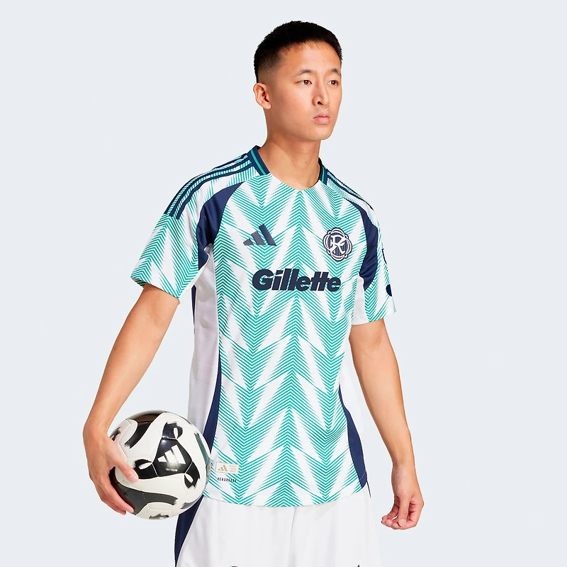 Maillot authentique adidas New England Revolution 2025 Eastern White Pine x Flag of pour homme