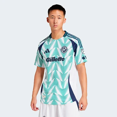 Maillot authentique adidas New England Revolution 2025 Eastern White Pine x Flag of pour homme