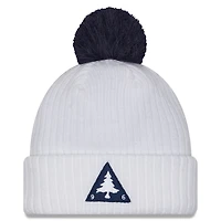 Bonnet tricoté New Era blanc New England Revolution 2025 pour homme avec revers à crochet et pompon
