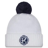 Bonnet tricoté New Era blanc New England Revolution 2025 pour homme avec revers à crochet et pompon