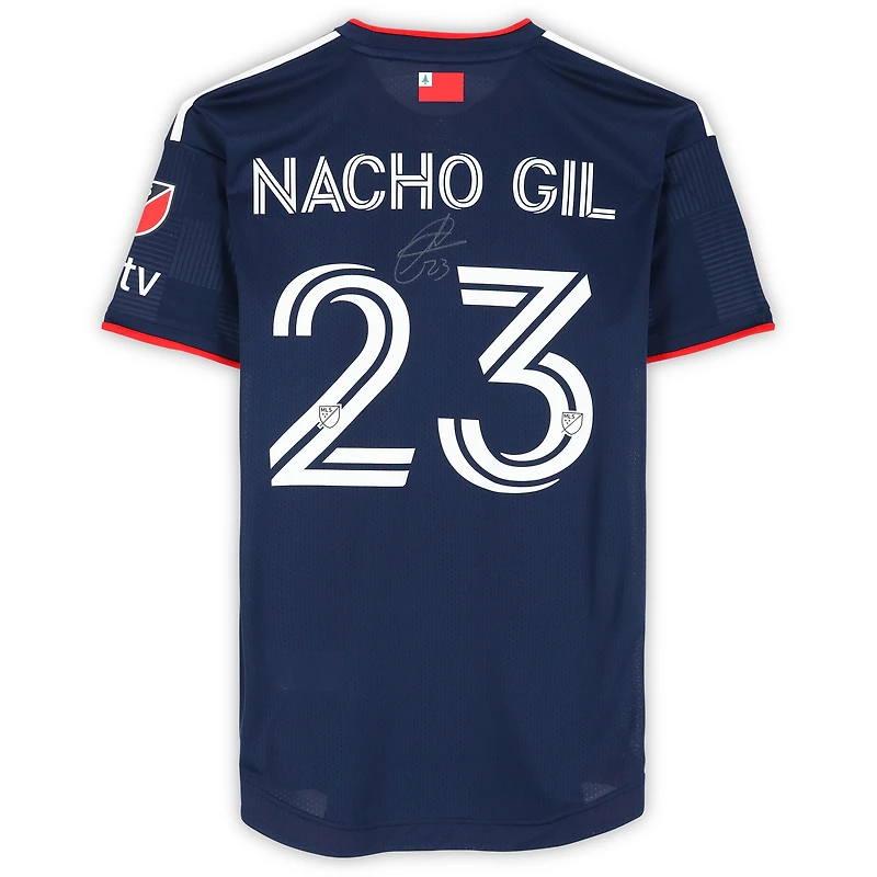 Maillot bleu marine dédicacé par Nacho Gil des New England Revolution lors de la saison 2023 de la MLS