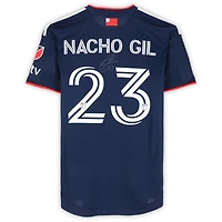 Maillot bleu marine dédicacé par Nacho Gil des New England Revolution lors de la saison 2023 de la MLS