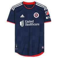 Maillot bleu marine dédicacé par Nacho Gil des New England Revolution lors de la saison 2023 de la MLS