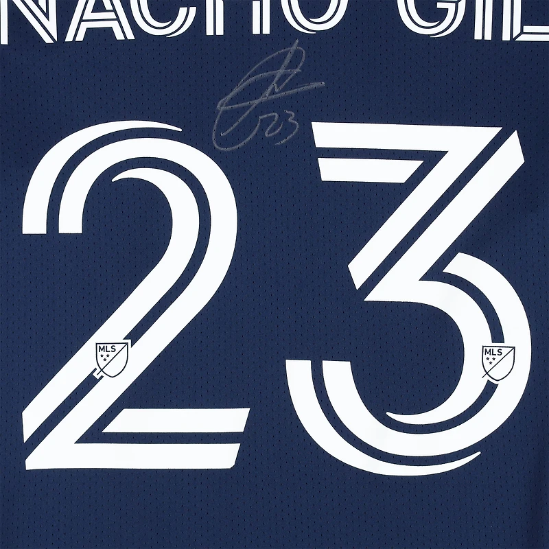 Maillot bleu marine dédicacé par Nacho Gil des New England Revolution lors de la saison 2023 de la MLS