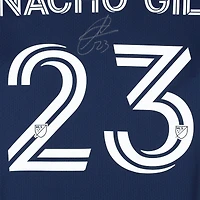 Maillot bleu marine dédicacé par Nacho Gil des New England Revolution lors de la saison 2023 de la MLS