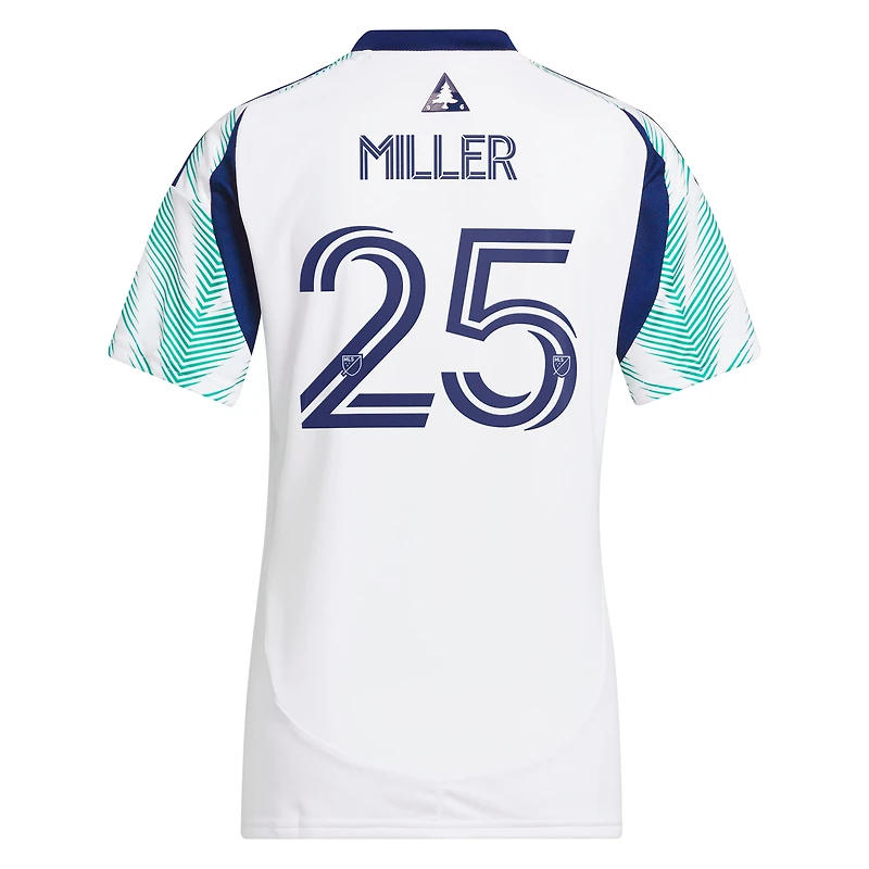 Maillot réplique adidas Peyton Miller blanc New England Revolution 2025 Eastern White Pine X Drapeau de la Nouvelle-Angleterre pour femme