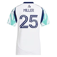 Maillot réplique adidas Peyton Miller blanc New England Revolution 2025 Eastern White Pine X Drapeau de la Nouvelle-Angleterre pour femme