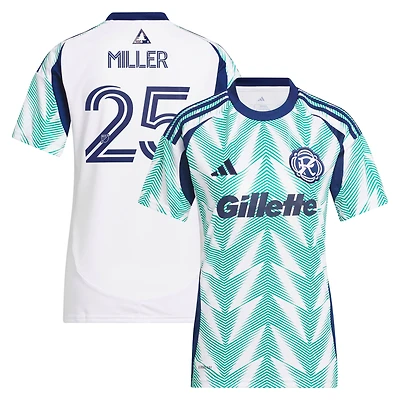 Maillot réplique adidas Peyton Miller blanc New England Revolution 2025 Eastern White Pine X Drapeau de la Nouvelle-Angleterre pour femme