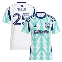 Maillot réplique adidas Peyton Miller blanc New England Revolution 2025 Eastern White Pine X Drapeau de la Nouvelle-Angleterre pour femme
