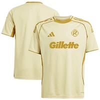 Haut d'avant-match adidas Tan New England Revolution 2025 One Planet pour jeunes