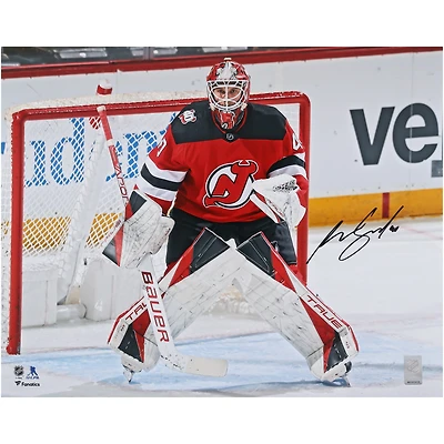 Photographie autographiée de 16" x 20" d'Akira Schmid, maillot rouge des Devils du New Jersey, dans le filet