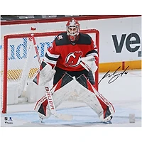 Photographie autographiée de 16" x 20" d'Akira Schmid, maillot rouge des Devils du New Jersey, dans le filet
