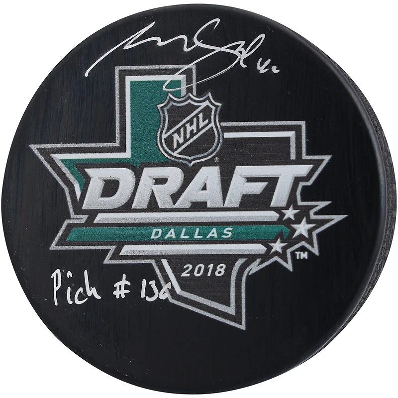 Rondelle de hockey autographiée par Akira Schmid des Devils du New Jersey avec le logo du repêchage 2018 et l'inscription « Pick #136 »