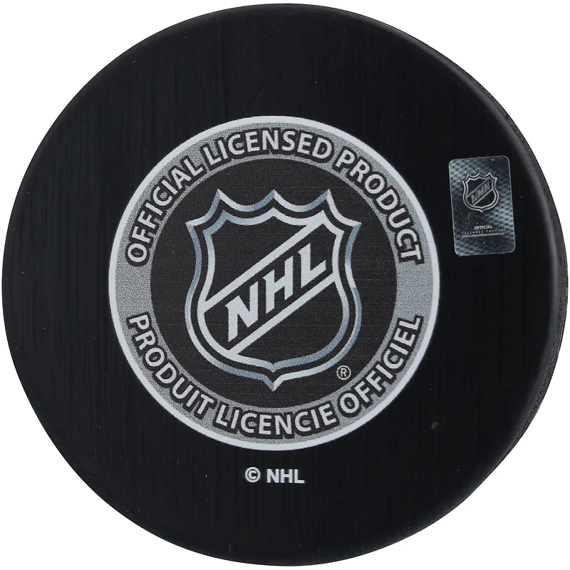 Rondelle de hockey autographiée par Akira Schmid des Devils du New Jersey avec le logo du repêchage 2018 et l'inscription « Pick #136 »