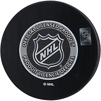 Rondelle de hockey autographiée par Akira Schmid des Devils du New Jersey avec le logo du repêchage 2018 et l'inscription « Pick #136 »