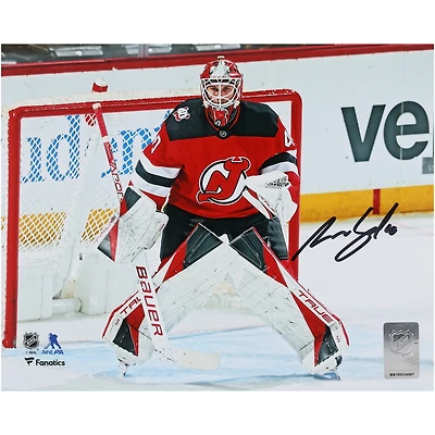 Photographie autographiée de 8" x 10" d'Akira Schmid, maillot rouge des Devils du New Jersey, dans le filet
