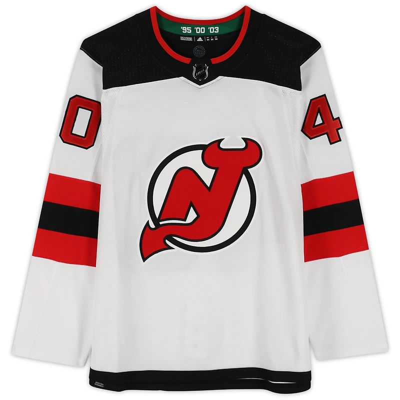 Maillot authentique adidas blanc autographié par Akira Schmid des Devils du New Jersey