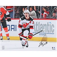 Photographie autographiée de Jack Hughes, maillot blanc des Devils du New Jersey, 16" x 20"