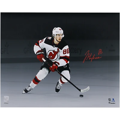 Photographie autographiée de Jack Hughes, maillot blanc des Devils du New Jersey, 16" x 20"