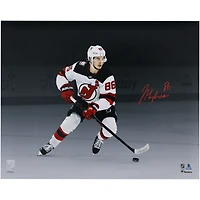Photographie autographiée de Jack Hughes, maillot blanc des Devils du New Jersey, 16" x 20"