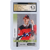 Carte de recrue autographiée de Jack Hughes (New Jersey Devils) 2019-20 Upper Deck Synergy Rookie Journey Draft Day #RP-16 #/999, authentifiée par CGC Fanatics Witnessed (note 9,5/10).