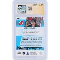 Carte recrue autographiée de Jack Hughes (New Jersey Devils), saison 2019-20, Upper Deck Young Guns n° 201, authentifiée par CGC Fanatics Witnessed (note 9,5/10).