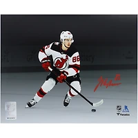 Photographie autographiée de Jack Hughes, maillot blanc des Devils du New Jersey