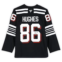 Maillot premium noir dédicacé par Jack Hughes des Devils du New Jersey